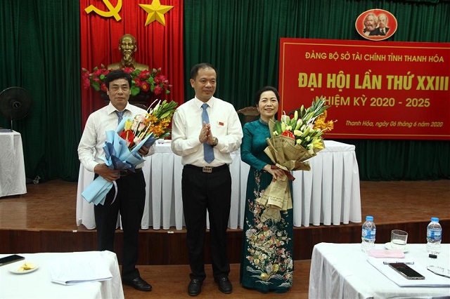 Ông Nguyễn Văn Tứ (đứng giữa), Giám đốc Sở Tài chính tỉnh Thanh Hóa, nhiệm kỳ 2020 – 2025. Ảnh: Internet